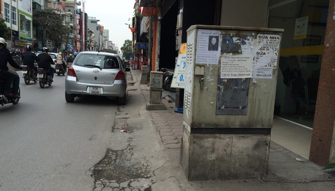Dọn rác trời, “cài bẫy” đất Tủ điện to nhỏ đặt sát nhau, choán lối đi