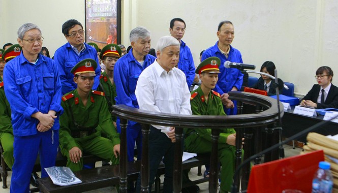Xử “bầu” Kiên: Chỉ một bị cáo được giảm án "Bầu" Kiên cùng các đồng phạm đứng nghe tuyên án