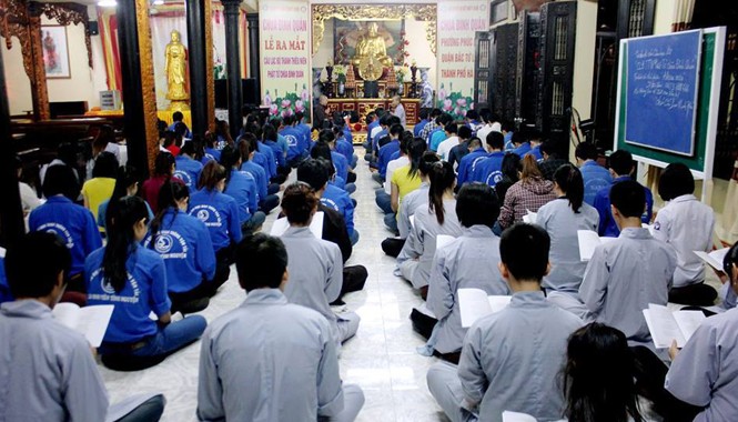 Học ở cửa Phật Ngày càng nhiều bạn trẻ tìm đến cửa Phật để hướng thiện. Ảnh: Duy Ngợi