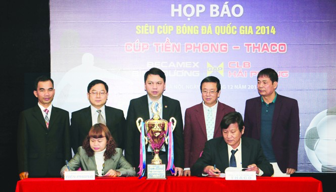 “Nóng” với Siêu cúp Quốc gia 2014 Bà Nguyễn Thúy Ngọc, đại diện BTC Siêu cúp và ông Nguyễn Một, đại diện tập đoàn THACO ký hợp đồng tài trợ
