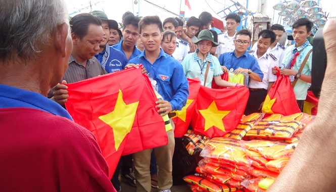 10 sự kiện tiêu biểu của thanh niên năm 2014 Đoàn viên thanh niên tặng quà cho bà con ngư dân huyện đảo Phú Quốc bám biển. Ảnh: Hoàng Hải