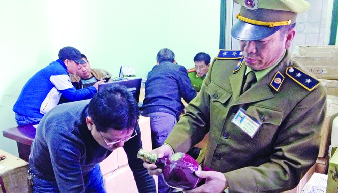 Nhận diện những tụ điểm hàng lậu ở Hà Nội Kiểm tra hàng lậu trên địa bàn Hà Nội