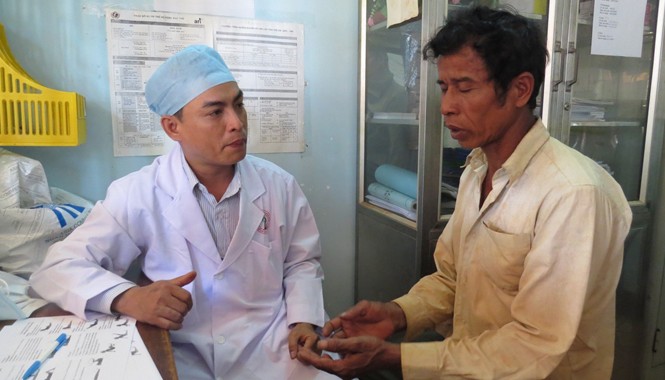 Tiền Phong về với xã nghèo biên giới Bác sĩ đang khám bệnh cho người dân xã Hưng Phước