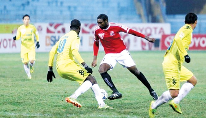 Đấu sớm vòng 6 V-League 2015: Than già cứng hơn gỗ non Một pha trong trận đấu