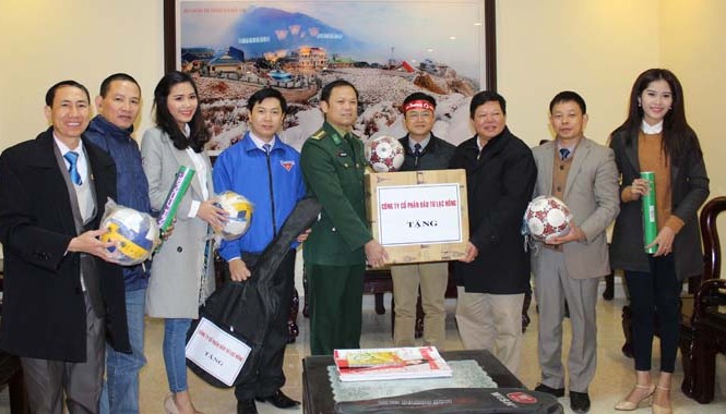Thăm, tặng quà bộ đội Lạng Sơn Đoàn công tác trao quà cho Đại tá Nguyễn Anh Tuấn- Phó chính ủy Bộ chỉ huy Bộ đội Biên phòng Lạng Sơn
