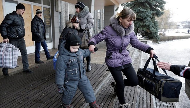 Đàm phán đổ vỡ, hàng ngàn lính Ukraine bị bao vây Cư dân Debaltseve sơ tán do chiến sự leo thang. Ảnh: Getty Images
