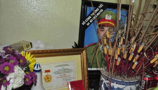 Truy tặng Huy hiệu “Tuổi trẻ dũng cảm” cho Thượng úy Bùi Công Nguyên Di ảnh và Huy hiệu “Tuổi trẻ dũng cảm” của Thượng úy Bùi Công Nguyên.