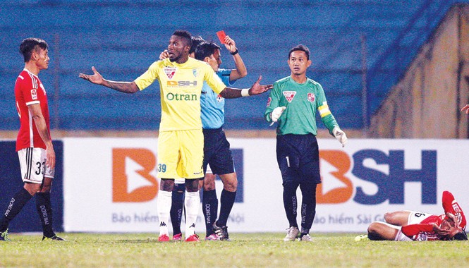 Bạo lực đột biến ở vòng 6 V.League Tiền đạo Hoàng Vũ Samson (số 39) của Hà Nội T&T nhận thẻ đỏ trực tiếp trong trận gặp Đồng Nai cuối tuần qua. Ảnh: VSI