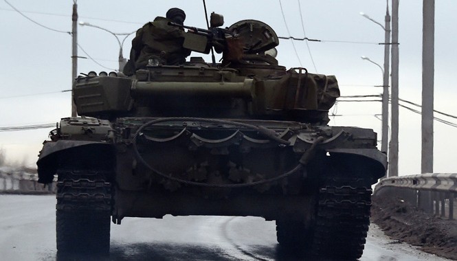 Mỹ xem xét chuyển vũ khí sát thương cho Ukraine Xe tăng quân đội Ukraine tác chiến ở miền đông. Ảnh: Getty Images