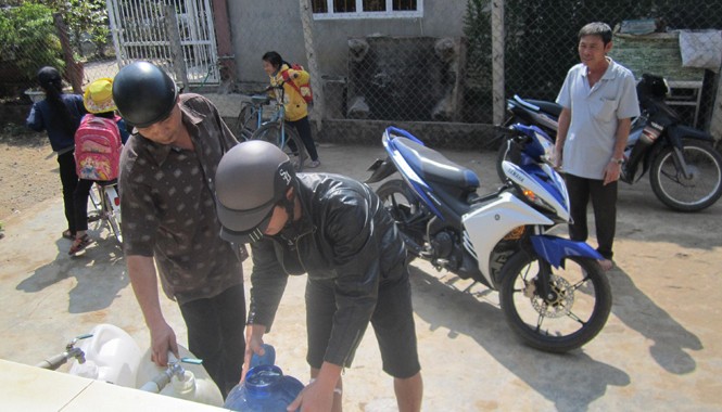 Một gia đình 7 năm cung cấp nước sạch miễn phí Người dân trong vùng đến lấy nước sạch ở nhà ông Tác