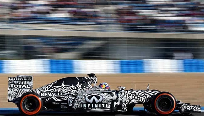 Lác mắt với xe biến hình của Red Bull Chiếc xe sử dụng gam màu đen trắng để ngụy trang của Red Bull xuất hiện trong đợt thử xe đầu tiên của mùa giải. Ảnh: Getty Images