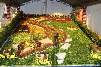 Bản đồ trái cây lớn nhất Việt Nam Bản đồ Việt Nam được làm bằng các loại trái cây. Trên bản đồ thể hiện rõ hai quần đảo Hoàng Sa và Trường Sa của Việt Nam. Ảnh: Dân Việt.