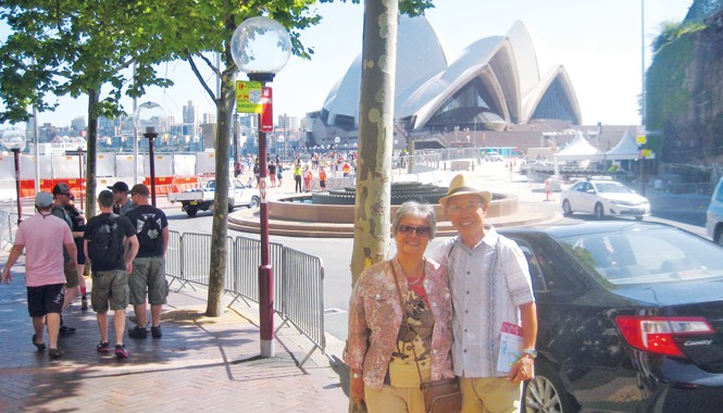 Vợ chồng 'Ta ba lô' đi năm châu, sáu cường quốc Hai ông bà đứng trước nhà hát Con Sò (Opera Sydney), Úc chờ xem bắn pháo hoa Giao thừa Tết Dương lịch cuối năm 2014. Ảnh do nhân vật cung cấp