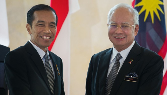 Xúc tiến giải quyết tranh chấp biển Tổng thống Indonesia Joko Widodo (trái) và Thủ tướng Malaysia Najib Razak nhất trí thúc đẩy giải quyết tranh chấp chủ quyền biển đảo. Nguồn: Asia One