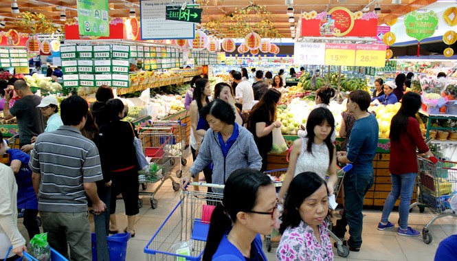 Siêu thị chia sẻ áp lực chi tiêu với người tiêu dùng Với chương trình khuyến mãi giảm giá sâu, hệ thống siêu thị Co.opmart luôn chật cứng người mua sắm Tết. Ảnh: Nhật Trang
