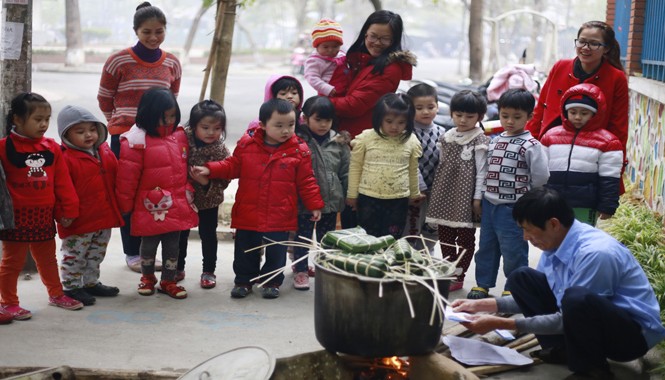 Khi nhà giàu “mua” Tết Nhiều gia đình thành phố thuê dịch vụ gói bánh chưng tại nhà . Ảnh: P.V