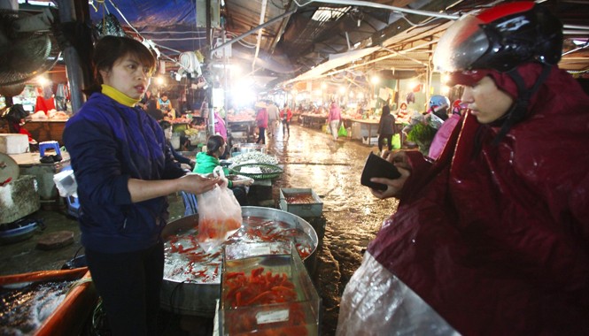 Vàng mã ế ẩm, cá chép đắt hàng Người dân mua cá chép trong chợ Phùng Khoang (Hà Đông) sáng ngày 23 tháng Chạp. Ảnh: Ngọc Châu