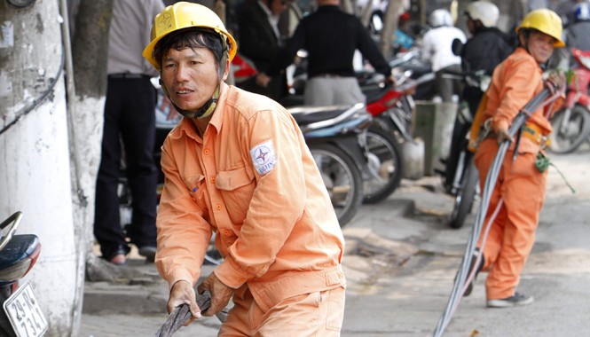 Những ẩn số trong giá thành điện Giá điện tăng dưới 7%, EVN sẽ được tự tăng giá (công nhân điện lực đang kéo đường dây điện trên đường Giải Phóng - Hà Nội). Ảnh: Ngọc Châu
