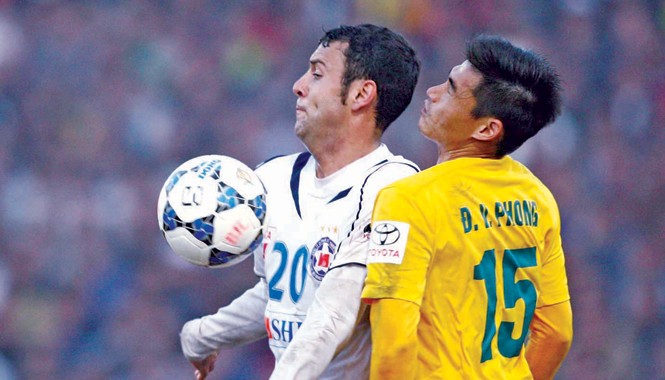 Ngoại binh V.League gây thất vọng Sự yếu kém của tiền đạo Gomez (số 20) là một trong những nguyên nhân khiến SHB Đà Nẵng mới có được 1 chiến thắng sau 7 vòng đấu. Ảnh: VSI