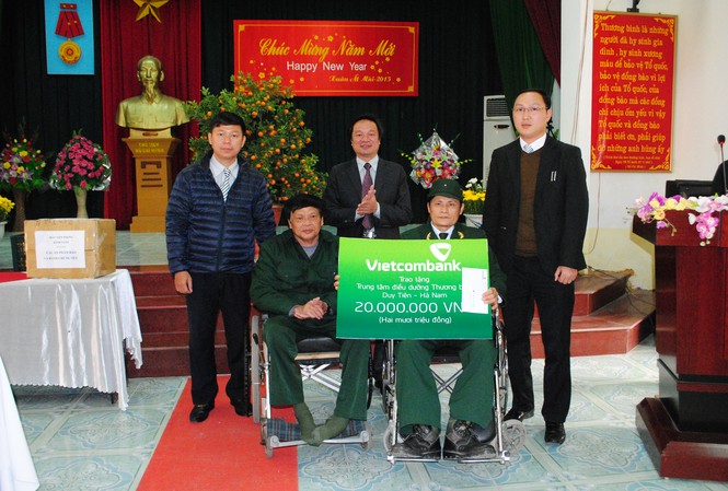 Mang Xuân ấm tới những thương, bệnh binh nặng Đại diện Vietcombank chi nhánh tỉnh Hà Nam trao quà tết tại Trung tâm Điều dưỡng Thương binh Duy Tiên. Ảnh: Duy Ngợi