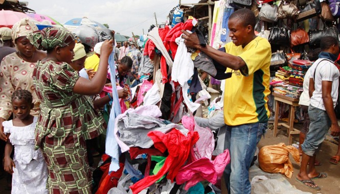 Vòng vèo đường đi quần áo “hàng thùng” Một chợ quần áo “hàng thùng” ở Nigeria . Ảnh: News Agency of Nigeria