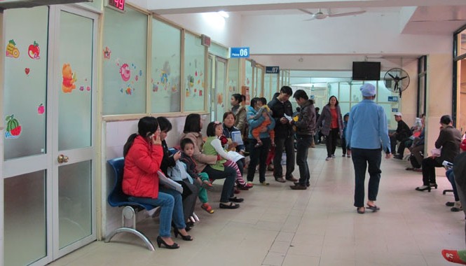 Nhiều trẻ nhập viện cấp cứu vì hen Trời lạnh, các bệnh liên quan đường hô hấp ở trẻ nhỏ gia tăng. Trong ảnh: Bệnh nhi chờ khám tại BV Nhi T.Ư . Ảnh: Thái Hà