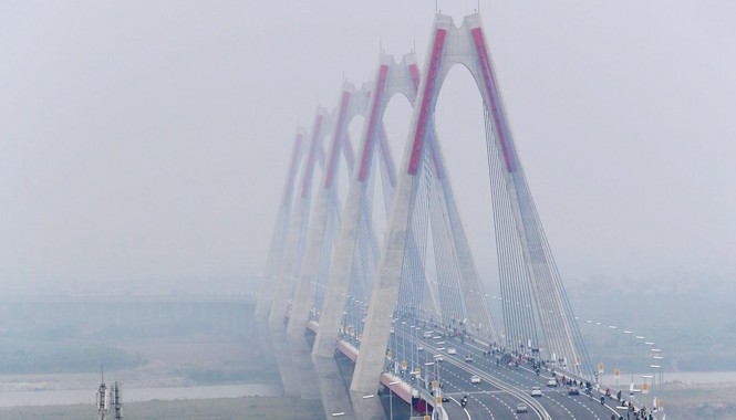 Điện đàm cấp cao với lãnh đạo Nhật, Mỹ, Trung Dự án cầu Nhật Tân (sử dụng vốn ODA Nhật Bản, khánh thành 4/1) có 5 trụ tháp, tượng trưng 5 cửa ô Hà Nội, 5 cánh hoa đào làng đào Nhật Tân, thể hiện tình hữu nghị Việt Nam - nhật Bản. Ảnh: TTXVN