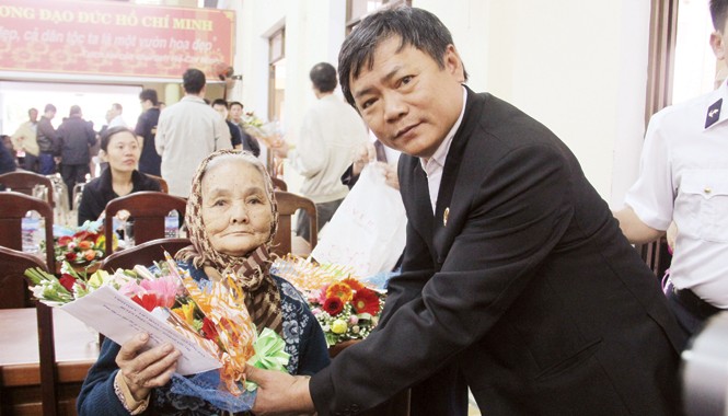 Sống để nói tiếp lời đồng đội Anh Tấn thay mặt Ban liên lạc tặng quà cho mẹ của đồng đội đã hy sinh tại Gạc Ma nhân kỷ niệm 22/12/2014