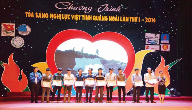 Bốn cha con cùng đạp sóng giữ chủ quyền Trao quà cho 10 ngư dân trẻ vượt khó bám biển