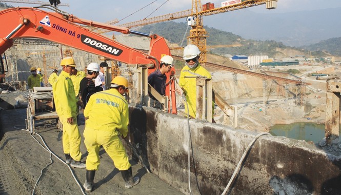 Xuân này con không về Một góc đại công trường xây dựng Thủy điện Lai Châu. Ảnh: X.Tiến