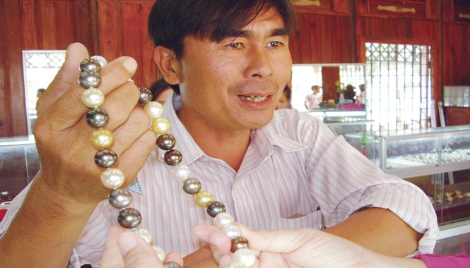 Ông trùm ngọc trai đảo Phú Quốc Hồ Phi Thủy đang giới thiệu chuỗi ngọc trai nuôi đầy đủ chu kỳ 7 năm của mình.