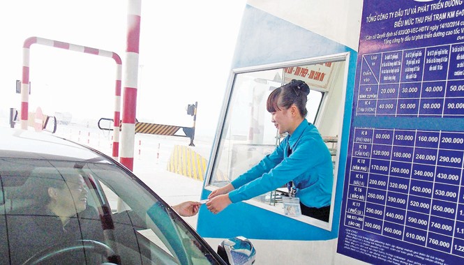 VEC O&M hướng đến hài lòng người dân và doanh nghiệp Thái độ lễ phép, thân thiện của nhân viên thu phí làm cho nhiều khách đi đường cũng tươi vui hơn. Ảnh: Anh Trọng
