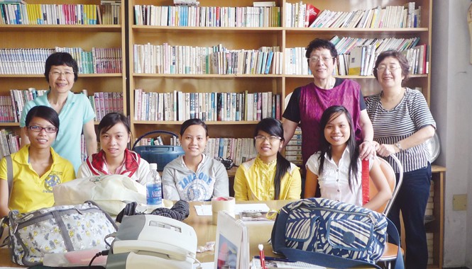 Bà mẹ Nhật ở làng Hy Vọng Bà Wantanabe Misato (bìa trái) cùng bạn bè trong một buổi giao lưu với các con tại làng Hy Vọng. Ảnh: Đào Phan