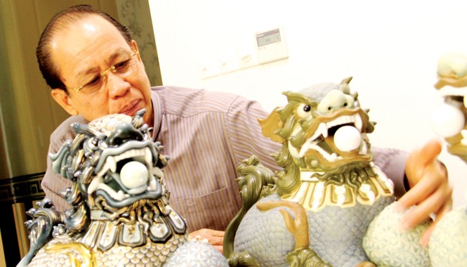 Kỳ thú Kỳ Lân Ông Lý Ngọc Minh nâng niu những sản phẩm Kỳ Lân do mình làm ra. Ảnh: Đại Dương
