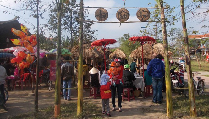 Mấy chợ đượm chất Huế xưa Hội bài chòi tại làng Thanh Thủy Chánh. Người hô thai đang rao những câu vè để các người chơi đoán. Ảnh: Nguyễn Văn Toàn.