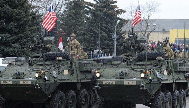 NATO diễu binh sát biên giới Nga Xe bọc thép Mỹ diễu binh tại Estonia gây thêm căng thẳng Nga-NATO. Ảnh: Getty Images