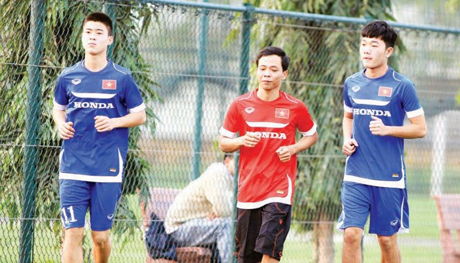 Đọc nhanh 27/2: Xuân Trường chia tay tuyển Olympic Xuân Trường (phải) tập riêng bên rìa sân. Ảnh: VSI