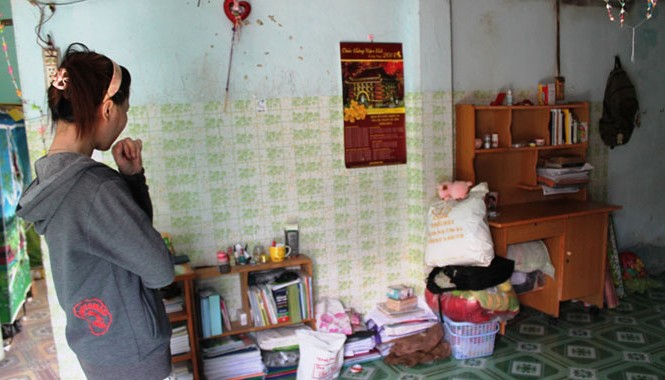 Trộm cướp lộng hành dịp Tết Mặc dù được khóa cửa rất cẩn thận trước khi về quê ăn tết nhưng căn phòng trọ của sinh viên Nguyễn Thị Kim Anh vẫn bị trộm bẻ khóa vào. Ảnh Việt Văn