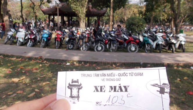 Thu phí trông xe vô tội vạ Sử dụng vé tự làm rồi quay vòng, mỗi lượt gửi điểm trông xe ở Văn Miếu Quốc Tử Giám đã thu xe máy 10.000/lượt (giá quy định là 3.000 đồng/lượt). Ảnh: Anh Trọng