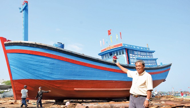 Tàu 67 rẽ sóng xuân Ông Nguyễn Sáu trước con tàu đang hạ thủy. Ảnh: L.V.C