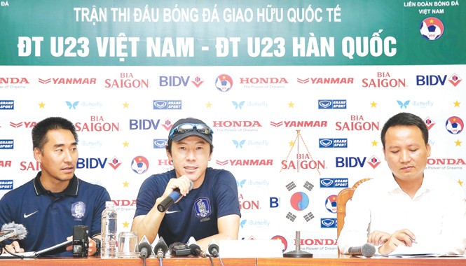 Giao hữu U23 Việt Nam-Hàn Quốc: Thuốc thử mạnh cho SEA Games 28 HLV Sin Tae Yong (giữa) khẳng định U23 Hàn Quốc không đến Hà Nội để du lịch và sẽ quyết thắng U23 Việt Nam. Ảnh: VSI