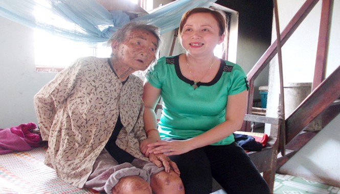 Xin “làm dâu” mẹ liệt sĩ Mẹ Trích và chị Ánh. Ảnh: Nguyễn Trang