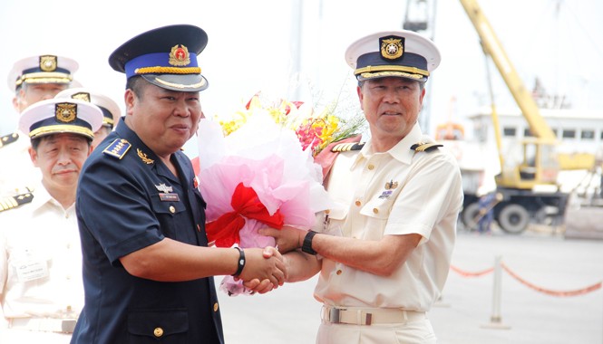 Tàu tuần tra Nhật Bản thăm Đà Nẵng Đại tá Bùi Trung Dũng, Phó tham mưu trưởng Bộ tư lệnh Cảnh sát biển Việt Nam tặng hoa cho trưởng đoàn tàu Yashima PLH22