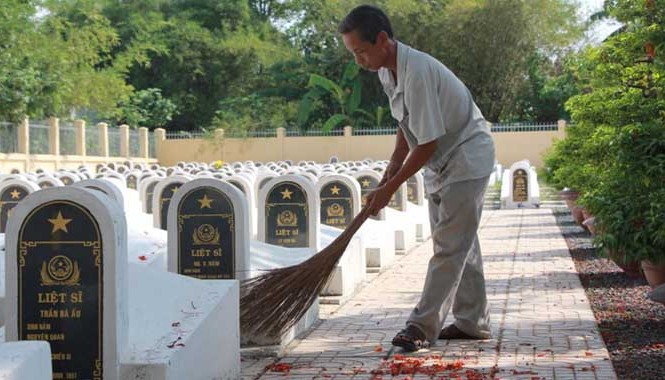Nén tâm hương 30 năm cháy mãi Quét dọn nghĩa trang