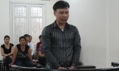Giả cảnh sát hình sự lừa “chạy án” Nguyễn Hữu Long tại tòa. Ảnh: An ninh thủ đô