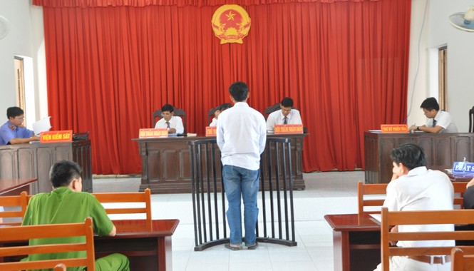 Hoãn xét xử vụ điều tra viên chiếm đoạt tiền của nghi can Nguyên điều tra viên, trung úy Trần Phú Triệu trước vành móng ngựa tại tòa án TP Rạch Giá ngày 12/5/2015