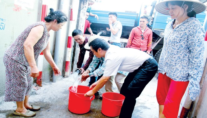 Nhà máy dư công suất, dân vẫn “khát” nước sạch Khu Định Công (Hoàng Mai-Hà Nội) đã mất nước gần 2 tháng nay, vừa được xe cấp phát nước