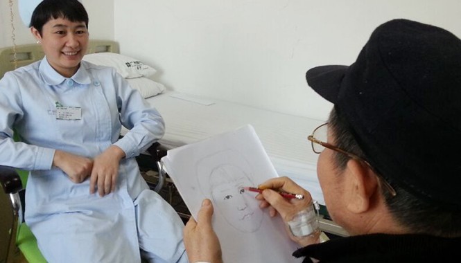 Họa sĩ vẽ chân dung trong phòng bệnh điều trị ung thư “Bác sĩ chăm sóc tôi, tôi vẽ chân dung cho bác sĩ”