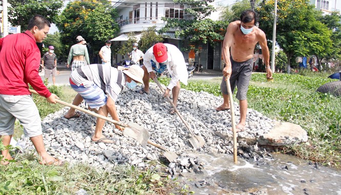Phản đối ô nhiễm, dân lấp cống Trạm xử lý nước thải Không chịu nổi mùi hôi thối, người dân lấp cống xả thải của Trạm xử lý nước thải Phú Lộc