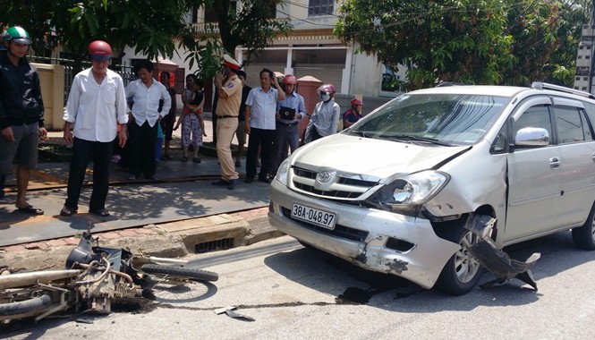 Gây tai nạn , bỏ chạy kéo xe nạn nhân gần 3km Chiếc xe ô tô kéo chiếc xe máy gần 3km
